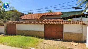 A compra de bens no comprei é causa originária de aquisição de propriedade, portanto, o comprador recebe o bem desembaraçado e livre de ônus em regist